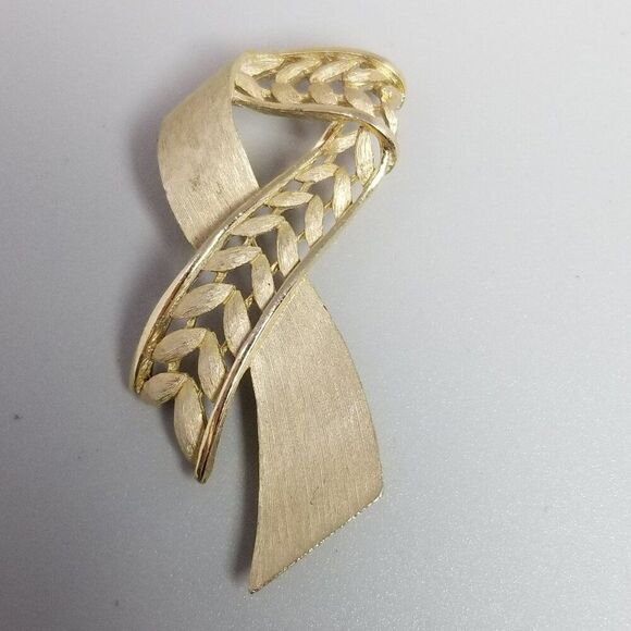 Vintage Crown Trifari Brush Gold Tone Ribbon Brooch, Signed Lapel Pin, Estate - Picture 2 of 8